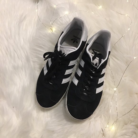 Adidas sneakers 🔥comes with free leggings🔥 - Picture 2 of 4